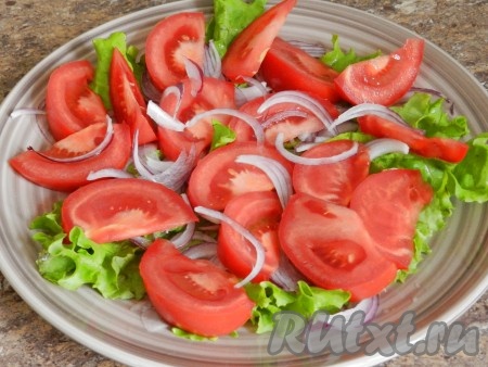 Выложить нарезанные дольками помидоры.