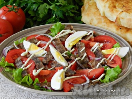 Заправить салат заправкой и сразу же подавать. Вкусный, сытный салат с отварной говядиной и помидорами готов.
