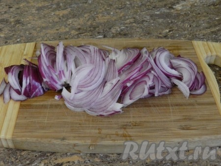 Лук нарезать тонкими полукольцами.