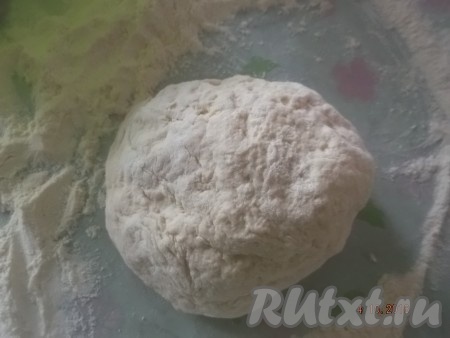 Замешиваем тесто для нудлей, чтобы оно не прилипало к рукам.