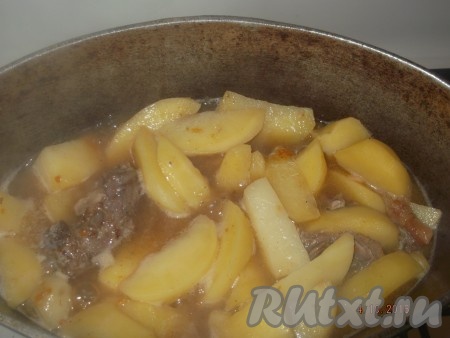 Заливаем водой так, чтобы она слегка покрывала картофель.