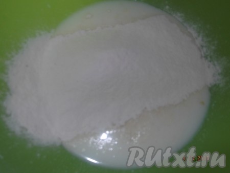 Затем в получившуюся смесь постепенно просеиваем муку, перемешивая венчиком.