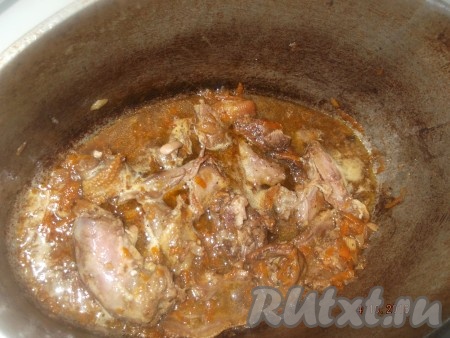 Мясо птицы нарезаем на порционные кусочки, солим, перчим и вместе с мелко нарезанным луком и морковью вначале обжариваем на подсолнечном масле, а затем тушим до готовности в казанке.