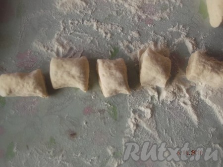 Затем режем тесто на кубики