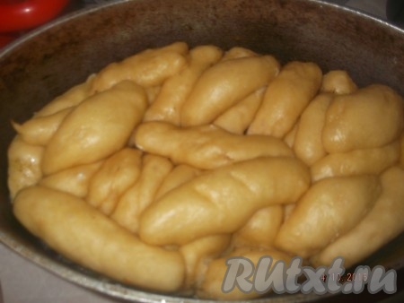 Накрываем крышкой и на медленном огне тушим 40 минут, пока тесто не приобретет слегка коричневатый цвет.