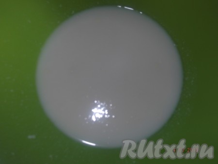 Солим по вкусу и варим на небольшом огне до полуготовности картошки. За это время, пока варится картофель, замешиваем тесто для нудлей: наливаем в миску кефир.