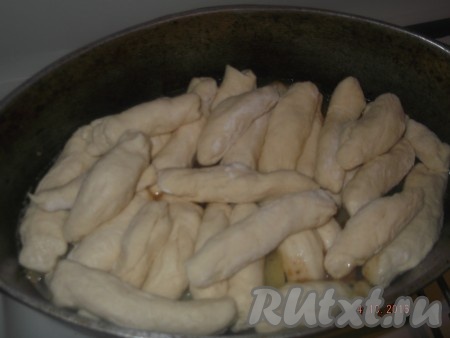 Затем выкладываем кусочки теста поверх мяса и картофеля.