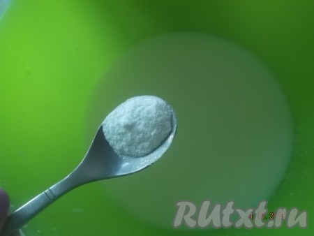 В кефир всыпаем соль и соду, хорошо перемешиваем.