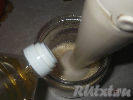 Помещаем блендер на дно банки и маленькой струйкой начинаем вливать масло, непрерывно взбивая блендером.
