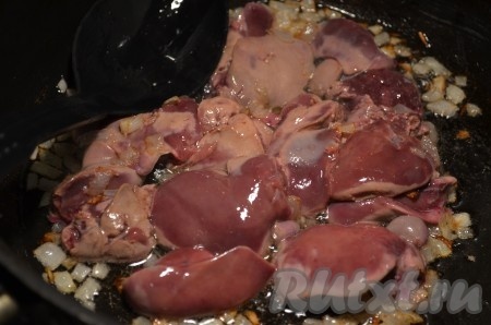 Предварительно промытую куриную печень добавляем к луку, перемешиваем. Обжариваем на среднем огне, периодически перемешивая, до изменения цвета печени и выделения при разрезании прозрачного сока без примесей крови (примерно, 5-7 минут).