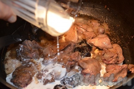 Затем добавляем сливки и тушим около 10 минут на маленьком огне, солим и перчим, затем снимаем с огня и даём немного остыть.