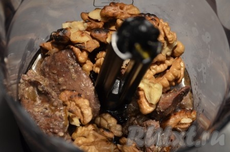 Куриную печень, протушившуюся вместе с луком в сливках, и грецкие орехи перекладываем в блендер, измельчаем до однородности.