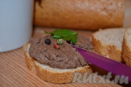 Паштет из куриной печени с грецкими орехами так вкусно намазать на кусочек свежего хлеба!