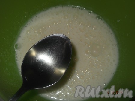 Затем наливаем подсолнечное масло, хорошо перемешиваем.
