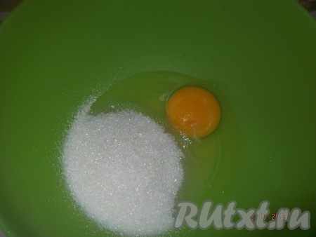Берем миску, вбиваем туда яйца и насыпаем сахар.
