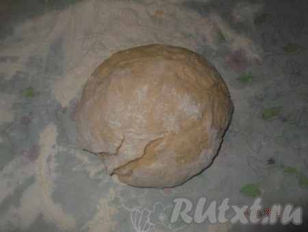 Продолжая добавлять муку, замешиваем тесто. Тесто должно получиться тугим и не прилипать к рукам.
