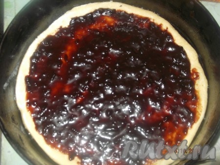 Затем наливаем варенье и распределяем равномерно по тесту.
