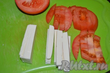 Сыр (я использовала плавленный) и помидор нарезать брусочками толщиной с палец.
