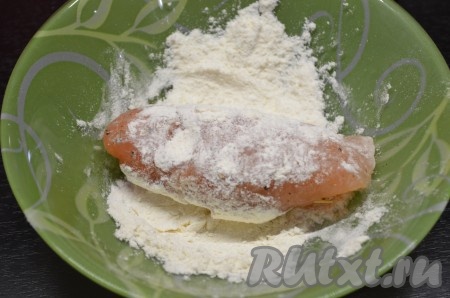 В миску насыпать немного муки, каждый рулетик запанировать с обеих сторон в муке.