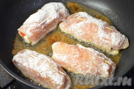 Выложить на раскаленную сковороду с маслом и обжаривать на среднем огне до румяной корочки с двух сторон.