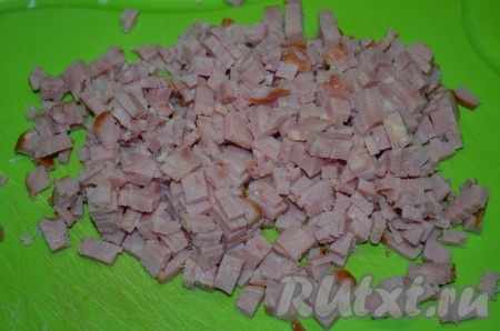 Ветчину нарезать на мелкие кубики.