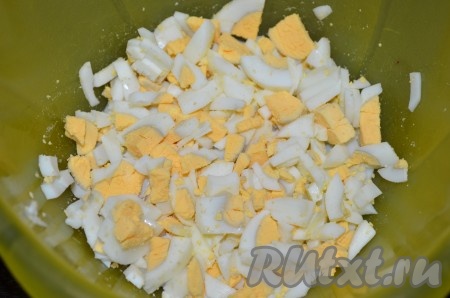 Яйца заранее сварить вкрутую (в течение 10 минут с момента закипания воды), очистить их и тоже нарезать на мелкие кубики.