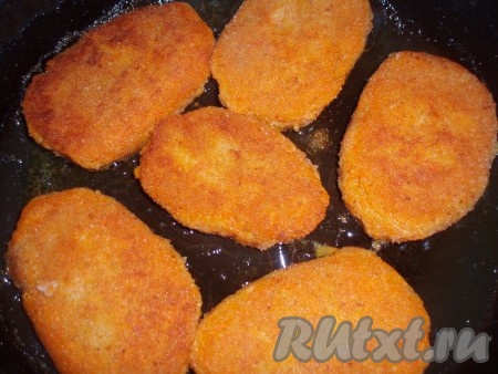На сковороде разогреть растительное масло. Обжарить котлеты из вареной моркови с двух сторон до румяной корочки.
