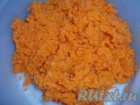Измельчить морковь в мясорубке.