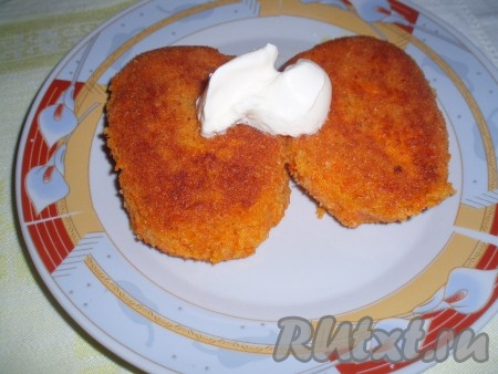 Аппетитные морковные котлеты готовы. Можно подавать горячими со сметаной, но и остывшими такие котлеты тоже вкусны.
