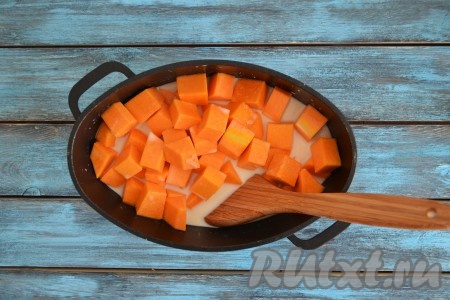 Перемешать так, чтобы ни сахара, ни риса сверху не было. Закрыть крышкой и отправить рисовую кашу с тыквой в разогретую до 160 градусов духовку на 45-50 минут.
