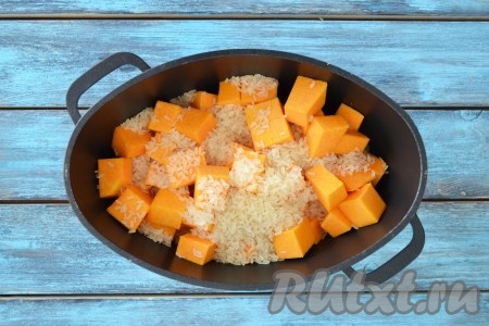 Рис подойдет любого сорта. Я использую всегда длинный и пропаренный рис. Рис нужно промыть и высыпать в чугунок с тыквой.
