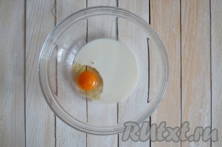 Соединить яйцо с молоком. Немного разболтать вилкой. 