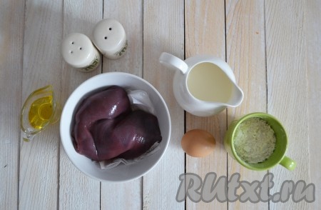 Подготовить необходимые ингредиенты для приготовления свиной печени в кляре.
