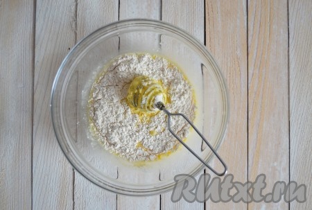 Всыпать щепотку соли и всю порцию муки. Тщательно перемешать. Кляр должен получиться однородным, без комочков, а по консистенции напоминать сметану.
