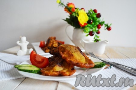 Нежную, ароматную, очень вкусную свиную печень, приготовленную в кляре, выложить на салфетку, чтобы ушел лишний жир, а затем переложить на блюдо и подать на стол.
