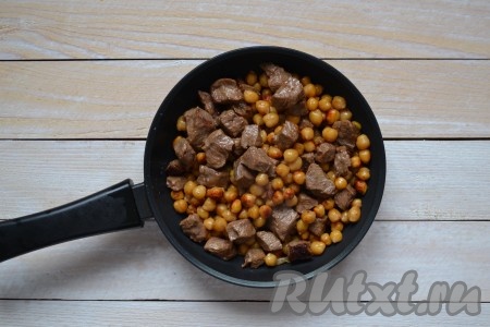 Через час снять крышку и дождаться, пока вся жидкость полностью испарится. Периодически нужно помешивать, чтобы нут с мясом готовились равномерно.
