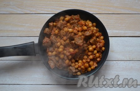 На слабом огне, помешивая, продолжить готовить нут с говядиной и овощами еще 10-15 минут.&nbsp;
