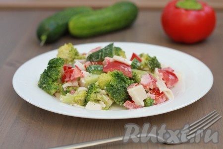 Крабовый салат с брокколи, огурцом и болгарским перцем