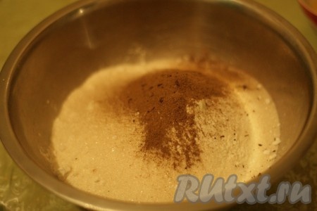 Муку смешать с сахаром, содой, корицей, имбирём и молотой гвоздикой.