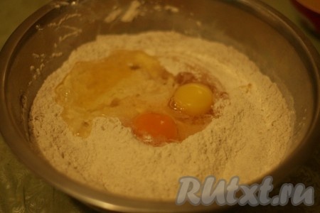 К мучной смеси добавить яйца и мед. 