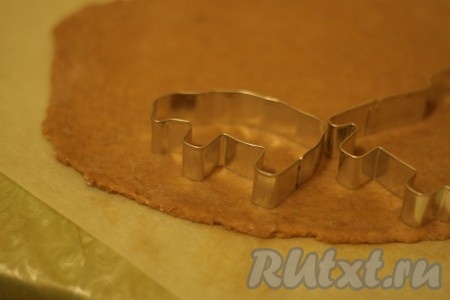 Завернуть тесто для домашних пряников пищевой пленкой и убрать в холодильник минимум на 2 часа. Такое тесто может храниться в холодильнике до 14 дней. Затем тесто тонко раскатать, присыпая его мукой (толщиной не более 3 мм), и вырезать формочками пряники.