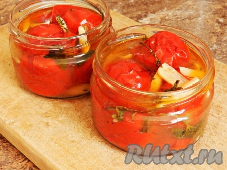 Затем все содержимое сковороды разложить по стерильным банкам, закрутить прокипяченными крышками и убрать в холодильник для хранения.
