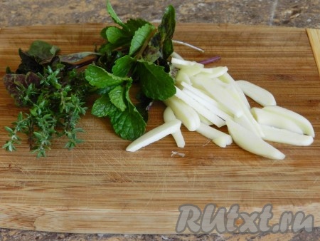 Чеснок нарезать пластинками.
