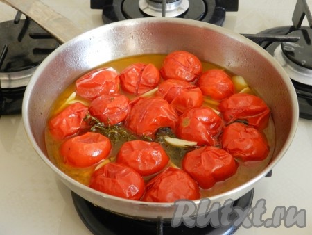 Затем добавить чеснок и готовить еще 10 минут. Помидоры дадут сок, который смешается с маслом и будет издавать невероятный аромат! Накрыть сковороду крышкой, выключить огонь и оставить жареные помидоры в соке и масле до остывания.
