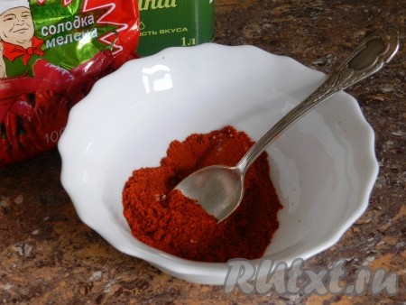 Смешать в небольшой глубокой тарелке паприку с солью и перцем, влить масло, перемешать, чтобы получилась кашеобразная масса.