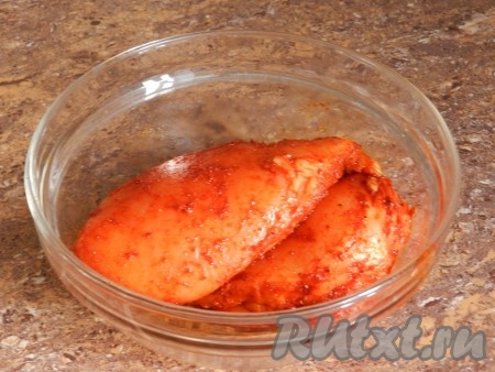 Этой смесью натереть куриное филе со всех сторон и оставить на 30 минут.