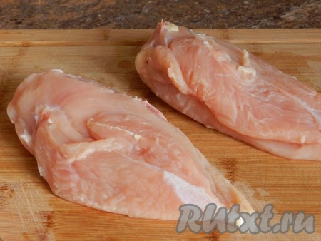 Обсушить мясо бумажными полотенцами, удалить плёнки и прожилки, если есть.