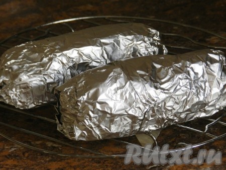 Завернуть куриное филе плотно в фольгу и запечь в разогретой до 190 градусов духовке в течение 30 минут. Достать из духовки и оставить остывать, не снимая фольгу. Можно убрать готовое филе в холодильник и использовать на следующий день.