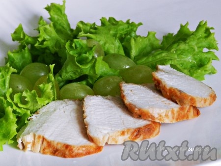 Куриное филе, запечённое в фольге по этому рецепту, получается очень вкусным. Нарезать его, как нужно, и приготовить салат, закуску или бутерброды.