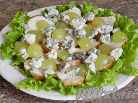 Сверху на салат с курицей и виноградом накрошить сыр.
